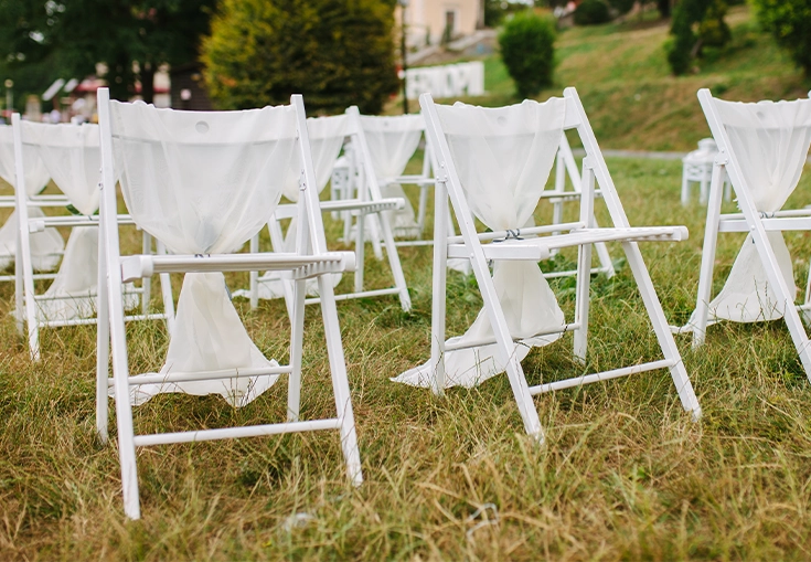 Sandalye kiralama – beyaz katlanır sandalye, tül süslemeli şık görünüm