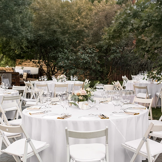 Masa ve sandalye kiralama – açık hava banket düzeni, yuvarlak masa ve beyaz katlanır sandalyeler